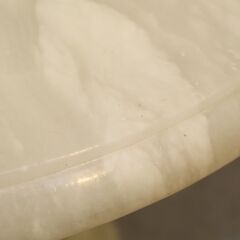 大理石でできたサイドテーブルです。滑らかで美しい天板と安定感のある台座がついたクラシカルな丸テーブルは花瓶やアートを飾るディスプレイ台としてもオススメ。お部屋に高級感を与えてくれます♪の画像
