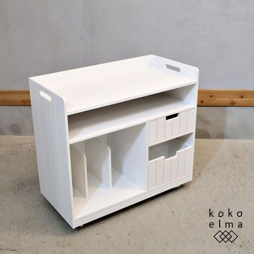 dinos(ディノス)の隠せるリビング整理ワゴンです。使いたい場所に動かせ、裏返せば収納物を目隠しできるキャスター付きラック。リビングはもちろん、キッチンや書斎、子ども部屋などの収納にもピッタリです♪