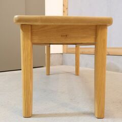 老舗家具メーカーHAMAMOTO(浜本工芸)のNo.7500 オーク材 2人掛けベンチです。純国産の造りが魅力のシンプルでスッキリとしたデザインの長椅子は和・洋問わず活躍しそうです。の画像