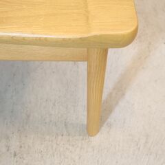 老舗家具メーカーHAMAMOTO(浜本工芸)のNo.7500 オーク材 2人掛けベンチです。純国産の造りが魅力のシンプルでスッキリとしたデザインの長椅子は和・洋問わず活躍しそうです。の画像