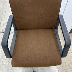 【ジモティー割引で最大15％OFF⭐️】 オフィスチェア 肘置き付き　ブラウンの画像
