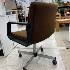 【ジモティー割引で最大15％OFF⭐️】 オフィスチェア 肘置き付き　ブラウンの画像