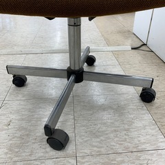 【ジモティー割引で最大15％OFF⭐️】 オフィスチェア 肘置き付き　ブラウンの画像