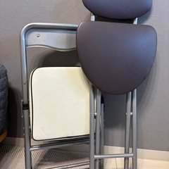 折りたたみ椅子２個の画像