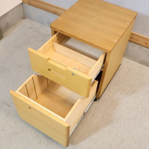 karimoku(カリモク家具)のティポリーノシリーズのオーク材 デスクセットです。ワゴンだけでなくブックスタンドとライトも付属していて、学習机としてはもちろん事務机としてもお使いいただけます♪