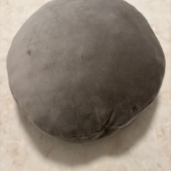 ふわふわ　丸型クッション　グレーの画像