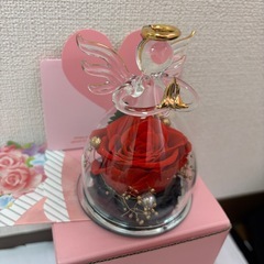 赤いプリザーブドフラワー ガラスドームの画像