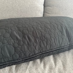 おしゃれなIKEA クッション　黒　長方形40x65cmの画像