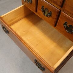 横浜クラシック家具 Daniel(ダニエル)のA-109 6段チェストです。樺桜無垢材を使用したアンティーク調の整理タンスはワンランク上の上質な印象に。上品な色合いにクラシカルな取っ手がアクセント♪の画像