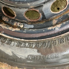 値下げしました、スパイクタイヤ　185/65r14  鉄チンホイール　難あり 　4本の画像