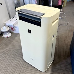 【お買い得‼️】シャープ 2017年製 23畳用 加湿空気清浄機 PM2.5対応 スリムボディ ホワイト♪の画像