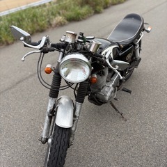 SR400 カスタムバイク ブラック/ホワイト　車検付き　R9年8月末まで有りの画像