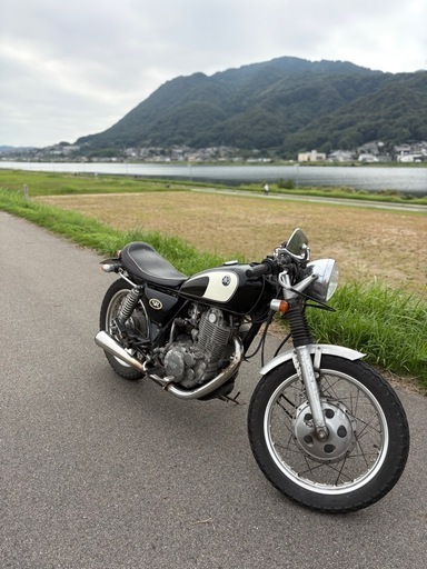 SR400 カスタムバイク ブラック/ホワイト　車検付き　R9年8月末まで有り SR400 カスタムバイク ブラック/ホワイト 車検付き R9年8月末まで有り