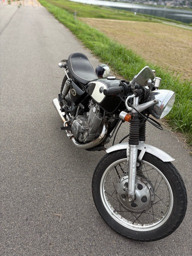 SR400 カスタムバイク ブラック/ホワイト　車検付き　R9年8月末まで有り