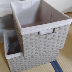 2段カラーボックスと籠の画像