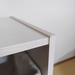 2段カラーボックスと籠の画像
