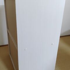 2段カラーボックスと籠の画像