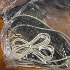 ディスプレイ　キーボード　電源ケーブルの画像