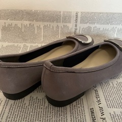 美品22.5㎝【パンプス】グレーの画像