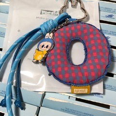 【ポップマート成田空港にて購入】ラブブ イニシャル アルファベット ペンダント キーホルダー Oの画像