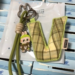 【ポップマート成田空港にて購入】ラブブ アルファベット イニシャル ペンダント キーホルダー Vの画像