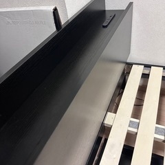 シングルのローベッドとマットレスの画像