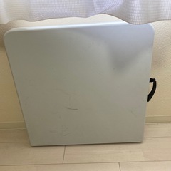 折りたたみテーブルの画像
