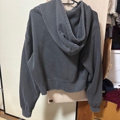 丈が短めのパーカーでsすの画像