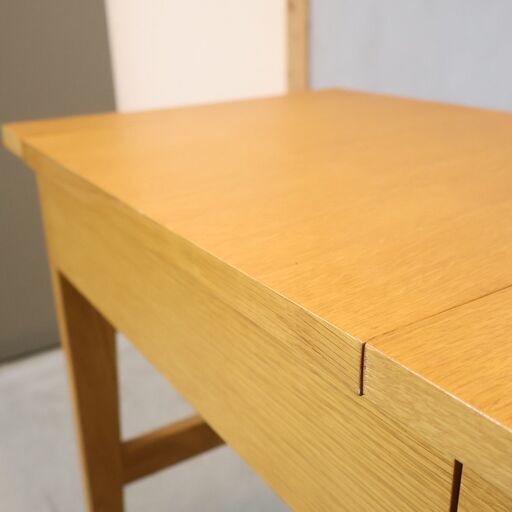 unico(ウニコ)で取り扱われていた稀少な廃番品 NOTE(ノート) オーク材 ドレッサー。コンパクトなデスクとしても活躍する機能的な鏡台。北欧スタイルやビンテージテイストなどにおススメ♪