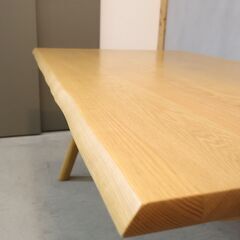 老舗家具メーカーHAMAMOTO(浜本工芸)のDT-7460 オーク材ダイニングテーブル/135cm。純国産の造りが魅力の4人用食卓。シンプルでスッキリとしたデザインは和・洋問わず活躍しそうです。の画像