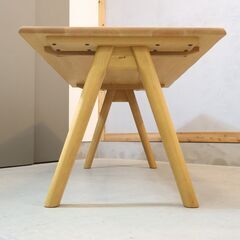 老舗家具メーカーHAMAMOTO(浜本工芸)のDT-7460 オーク材ダイニングテーブル/135cm。純国産の造りが魅力の4人用食卓。シンプルでスッキリとしたデザインは和・洋問わず活躍しそうです。の画像