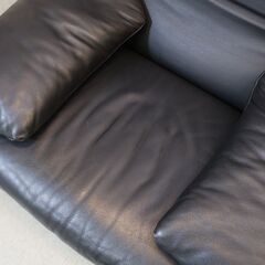 Cassina(カッシーナ)のヴィコ・マジストレッティがデザイン、MARALUNGA(マラルンガ) 総本革1人掛けソファです。ハイバックにもローバックにもなる上質なレザーを使用した1Pソファ。の画像