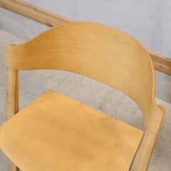 KARIMOKU NEW STANDARD(カリモクニュースタンダード)よりSCOUT(スカウト) ナラ材 ダイニングチェアです。ユニークなプロポーションとアームチェアのような快適さの木製椅子。の画像