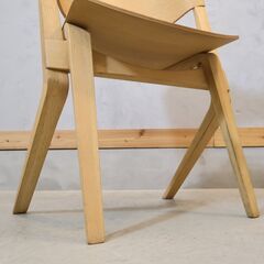 KARIMOKU NEW STANDARD(カリモクニュースタンダード)よりSCOUT(スカウト) ナラ材 ダイニングチェアです。ユニークなプロポーションとアームチェアのような快適さの木製椅子。の画像