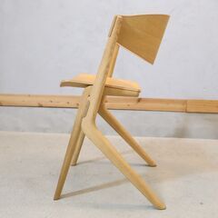 KARIMOKU NEW STANDARD(カリモクニュースタンダード)よりSCOUT(スカウト) ナラ材 ダイニングチェアです。ユニークなプロポーションとアームチェアのような快適さの木製椅子。の画像