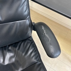 デスクとチェアの画像