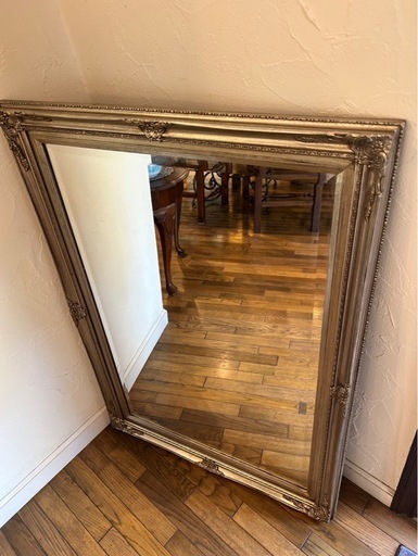 サロンにおすすめ大きなアンティーク調な鏡