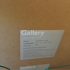 サロンにおすすめ大きなアンティーク調な鏡の画像