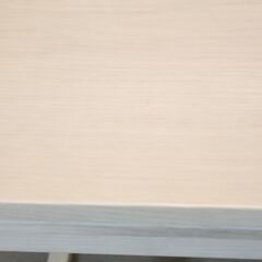 okamura(オカムラ)の学習机です。ホワイトカラーのシンプルなデザインのパーソナルデスクは、在宅ワークや学習机、作業台など様々な用途で活躍してくれます。ナチュラルな質感が魅力的♪の画像