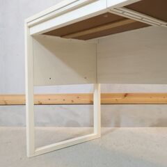 okamura(オカムラ)の学習机です。ホワイトカラーのシンプルなデザインのパーソナルデスクは、在宅ワークや学習机、作業台など様々な用途で活躍してくれます。ナチュラルな質感が魅力的♪の画像