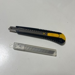 カッターナイフ 替刃セット ブラック イエロー 文房具の画像