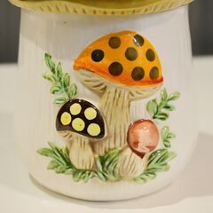 アメリカのシアーズ・ローバック社製 メリーマッシュルーム キャニスターポットです。温かみのあるカラーと立体的なキノコが愛らしいキッチンやリビングで使えるヴィンテージの小物入れ♪の画像