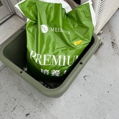 新品植木鉢、培養土の画像