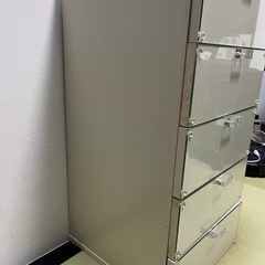 白いアクリルキャビネットの画像