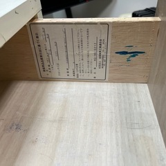 白いアクリルキャビネットの画像