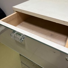 白いアクリルキャビネットの画像