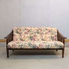 Karimoku(カリモク家具)のCOLONIAL(コロニアル)シリーズ 2人掛椅子です。アメリカンカントリースタイルのクラシカルなデザインのラブソファーはお部屋を上品な印象に。の画像