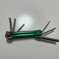 六角レンチが複数本まとまった携帯工具の画像