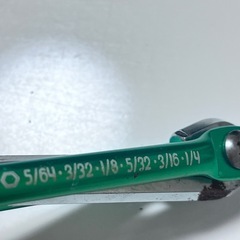 六角レンチが複数本まとまった携帯工具の画像
