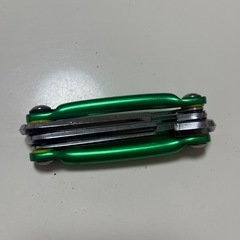 六角レンチが複数本まとまった携帯工具の画像